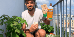 Cédric demonstrating clever balcony garden hacks for small spaces